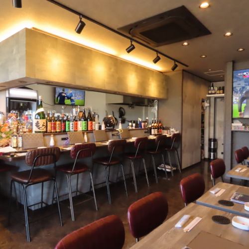 <p>落ち着いた照明で、まるで隠れ家のようなバーの雰囲気を演出しています。お洒落な内観は、デートや女子会にもぴったりで、ゆったりとくつろぎながらお食事やお酒を楽しんでいただけます。低単価ながらも、本格的なバーの空気感を味わえるのが魅力です♪</p>