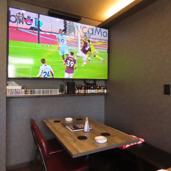 店内には迫力満点の75インチの大型モニターを完備しております◎各種スポーツイベントの開催時には、大画面でみんなで一緒に盛り上がれます！バーのようなおしゃれな雰囲気の中で、美味しいお酒や料理を楽しみながら、熱狂的なスポーツ観戦を満喫できます。