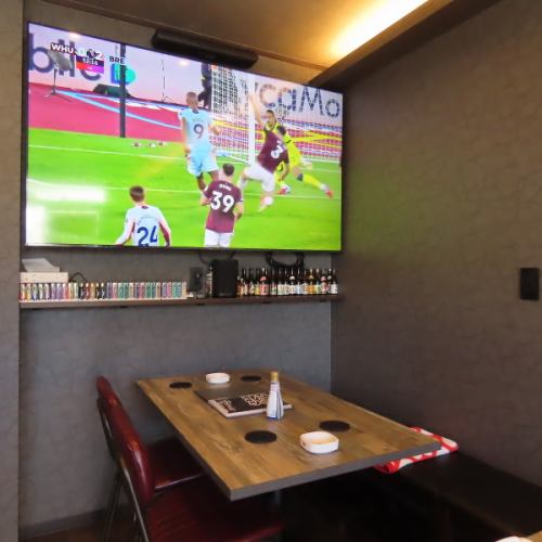 <p>店内には迫力満点の75インチの大型モニターを完備しております◎各種スポーツイベントの開催時には、大画面でみんなで一緒に盛り上がれます！バーのようなおしゃれな雰囲気の中で、美味しいお酒や料理を楽しみながら、熱狂的なスポーツ観戦を満喫できます。</p>