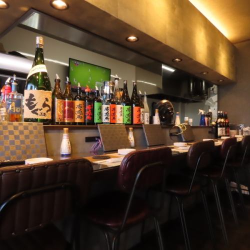 <p>バーのような雰囲気でおしゃれな雰囲気のなかで、九州直送の有名な芋焼酎など、全国各地の銘酒を豊富にお楽しみいただけます♪</p>