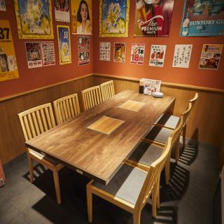 温かみのある木目テーブルで、落ち着いた雰囲気の中ゆっくり乾杯♪サク飲みはもちろん、しっぽり語りたい夜にも最適です。5名~6名個室
