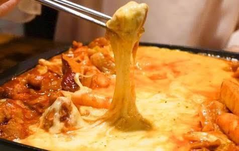 隠れ家肉バル!!チーズタッカルビ食べ放題などコース豊富！