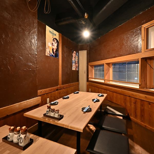 2～4名で利用しやすい落ち着いた席が多く、少人数でゆっくり食事を楽しみたい方に最適です。周囲を気にせず会話ができる程よい距離感があり、デートや友人との食事にも好評。瀬戸内海鮮や焼き鳥を味わいながら、穏やかな時間を過ごせる居心地の良い空間です。