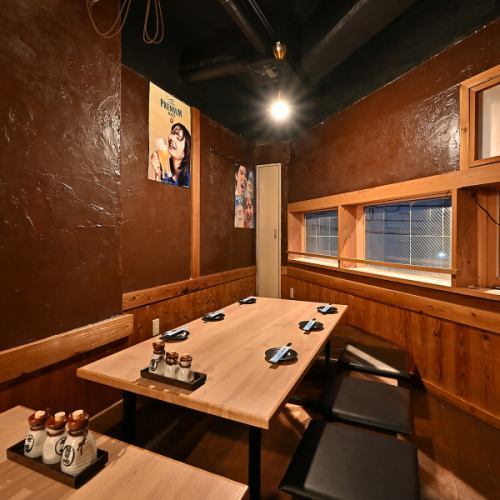 <p>2～4名で利用しやすい落ち着いた席が多く、少人数でゆっくり食事を楽しみたい方に最適です。周囲を気にせず会話ができる程よい距離感があり、デートや友人との食事にも好評。瀬戸内海鮮や焼き鳥を味わいながら、穏やかな時間を過ごせる居心地の良い空間です。</p>