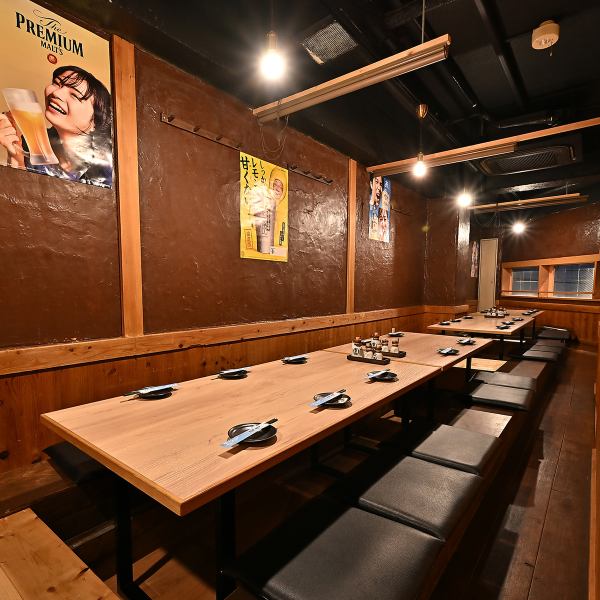 団体利用に対応できる広めの席やレイアウトがあり、会社宴会や打ち上げなど大人数での利用にも安心。席の配置調整も可能で、人数に合わせて最適な形でご案内できます。木の温かみを感じる空間は一体感が生まれやすく、料理を囲めば自然と盛り上がると評判です。