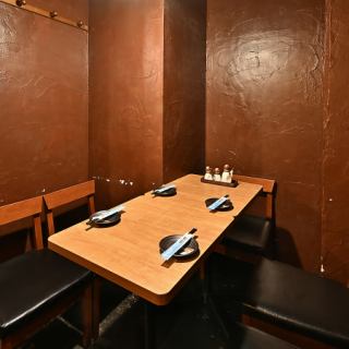 2～4名で使いやすい席が揃い、少人数での食事にちょうど良い落ち着いた空間。木の質感が心地よく、ゆったりと会話を楽しみたい方に人気です。瀬戸内海鮮や焼き鳥を味わいながら、気兼ねなく過ごせる時間をご提供。友人同士の食事や仕事帰りの一杯にも最適です。