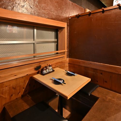 木の温もりに包まれた落ち着いた2名席は、ゆっくり会話を楽しみたい方にぴったりの空間。程よい距離感と柔らかな照明が心地よく、デートはもちろん、友人との食事や仕事帰りの一杯にも最適です。瀬戸内の海鮮や炭火焼き鳥を味わいながら、くつろぎの時間をお過ごしください。