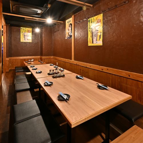 木の温もりが広がる落ち着いた店内は、宴会にぴったりの心地よい空間。掘りごたつ席やテーブル席など人数に合わせてご案内でき、会社の集まりや友人同士の飲み会にも最適です。瀬戸内海鮮と炭火焼き鳥を囲みながら、ゆったりと会話を楽しめる雰囲気が魅力です。