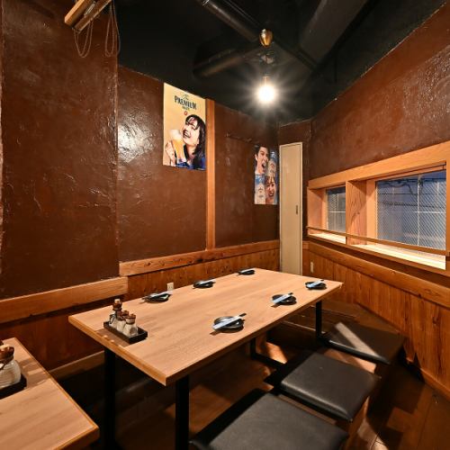 木の温もりに包まれた落ち着く店内空間