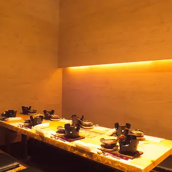 完全私密的房間，氛圍寧靜。所有座位均為下沉式地板設計，非常適合重要的商務會議、晚宴以及其他招待客人的場合。