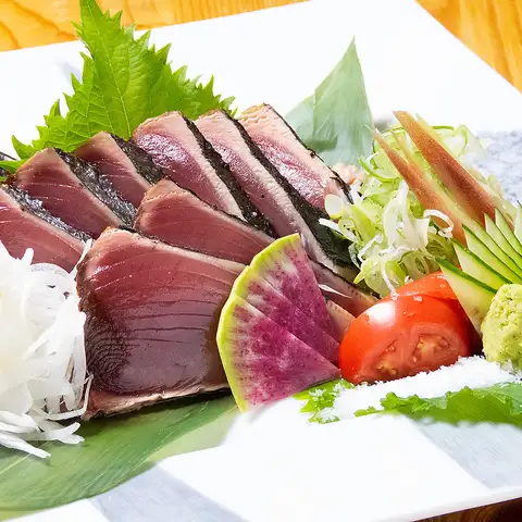 帯屋町の大人の隠れ家居酒屋で堪能する高知の名物！厚切りで香ばしい「焼き切り鰹の塩タタキ」をどうぞ
