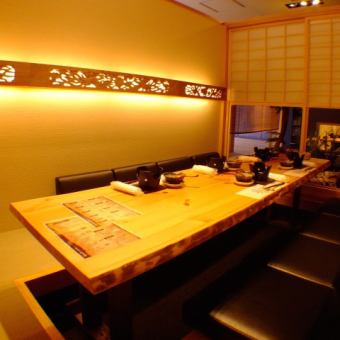 充满日本气息的高品质空间。建议您使用完整的私人房间进行娱乐，约会和重要宴会。