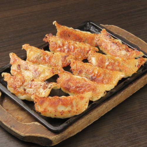 広島駅近くで、自慢のこだわり餃子を多数ご用意！