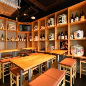 【テーブル席：48名様まで】4名掛けテーブルを12卓完備し、最大48名様までの利用が可能。気軽な飲み会や女子会はもちろん、会社宴会まで幅広く対応いたします。賑やかな集まりから落ち着いた宴席まで、シーンに合わせたお席へご案内！ご来店をお待ちしております。