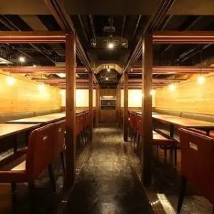 【フロア貸切：最大60名様】広々とした開放的な空間をご用意しており、大人数での宴会に貸切がおすすめ。企業様のご宴会をはじめ、結婚式の二次会や同窓会など大人数でのお集まりに最適です。お客様のご予算に合わせた、幹事様も安心のぴったりなプランをご提案。