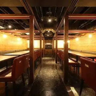 【秋の歓迎会・送別会に◎】大切な主役を迎える宴会も当店におまかせください。店内には、部署宴会に最適な個室テーブル席や、最大60名様まで対応可能なフロア貸切空間をご用意。周りを気にせず仲間と絆を深められる上質な空間で、節目のひとときをゆったりとお過ごしください。