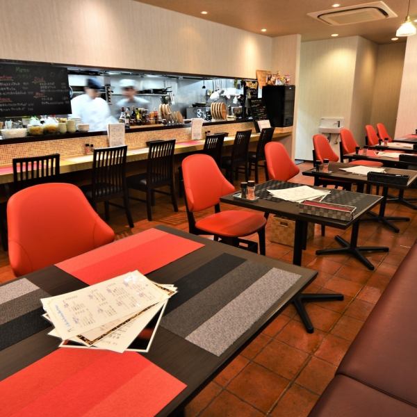 Table seats surrounded by warm colors can be used from small groups to groups.The owner is responsible for the layout of the store.There is no doubt that your stomach and your heart will be filled in a spacious space.