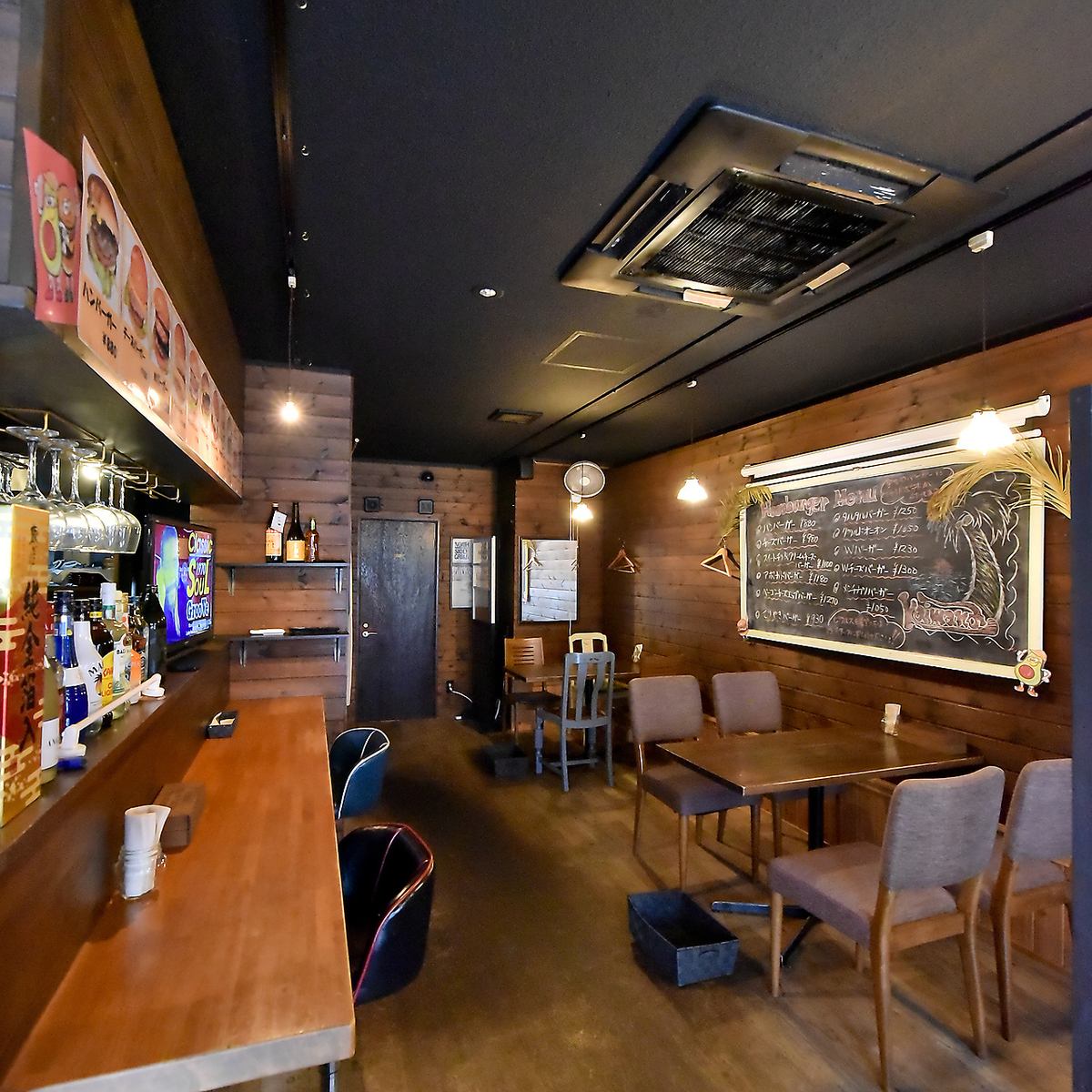落ち着いた雰囲気の店内で食事とお酒を楽しめます！