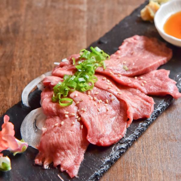 低温調理によるしっとり柔らかい食感がたまらない！【タン刺し】