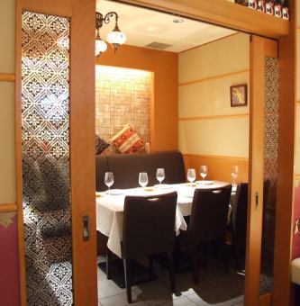 Oriental atmosphere from the interior.The ceiling lighting is like a lamp, which makes you feel excited.It is a beautifully set table seat.