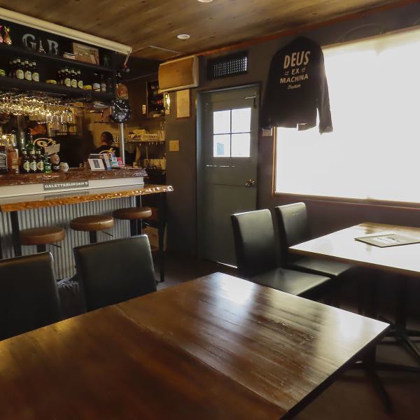 ≪ 느긋하게 편히 쉴 수 있는 따뜻한 공간≫ 2명석×3 3명석×1 카운터 좌석 × 3 ◆ 4 명 이하의 소규모 인원과 10 명 이후의 이용 인원수에 따라 레이아웃 변경이 가능합니다! , 각종 연회에서의 이용에도 추천입니다.