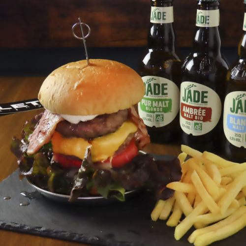 【バンズのかわりにガレットを使用した新感覚バーガー】当店自慢の”フレンチスタイルハンバーガー”