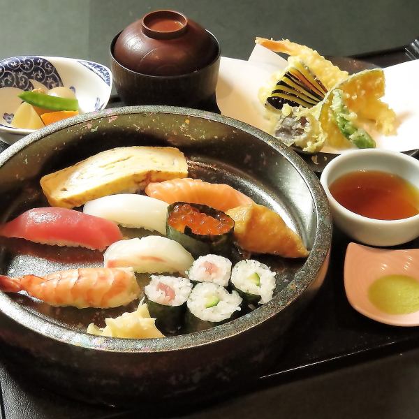 [Lunch popular No. 1] Onigiri sushi and tempura set 1,782 yen (tax included)