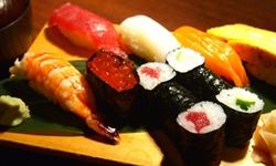 握壽司（6個握壽司、鮪魚、河童卷、茶碗蒸、赤味噌湯）/海鮮蓋飯（10種配料的海鮮蓋飯、茶碗蒸、赤味噌湯）