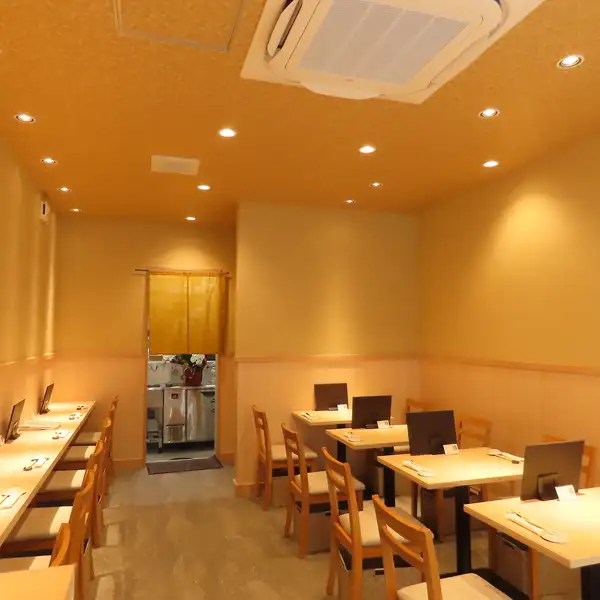 最大24名様まで収容可能な店内はテーブルとカウンター席を完備しております。少人数から中規模の宴会まで幅広く利用でき、落ち着いた雰囲気の中、お寿司が楽しめます。会社のお集まりやご友人との食事など、用途に応じた様々なシーンに気軽にお使いいただけます。