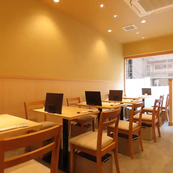 従来のお寿司屋さんのように構えることなく、カジュアルに入りやすい雰囲気です。明るく清潔感があり、初めての方や女性お一人でも安心してご利用いただけます。お寿司と日本酒を気軽に楽しむ新しいスタイルを提案します。