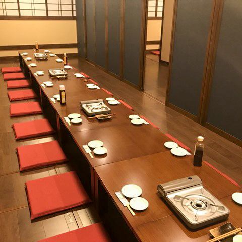 [2F digging] Produce a space where you can relax in a retro atmosphere.We have two banquet halls for about 30 people.If you remove the sliding doors, you can reserve the floor for up to 90 people! For a large number of banquets, please come to our shop!