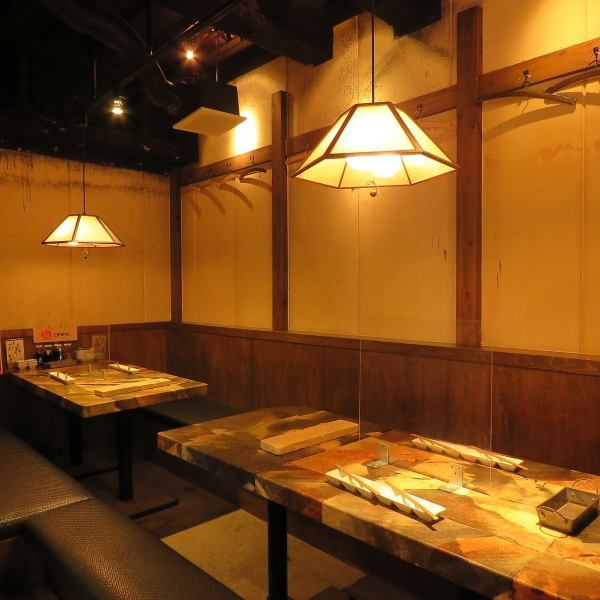 あたたかい照明に照らされ落ち着いた雰囲気のある店内は、広々とした空間が広がっています！ゆっくりとお寛ぎいただける座敷席をメインに、掘りごたつ席も人気です♪