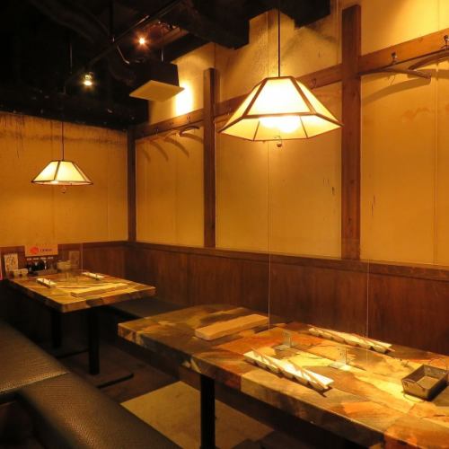 <p>あたたかい照明に照らされ落ち着いた雰囲気のある店内は、広々とした空間が広がっています！ゆっくりとお寛ぎいただける座敷席をメインに、掘りごたつ席も人気です♪</p>