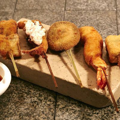 揚げたての串揚げが食べられる大人気店♪