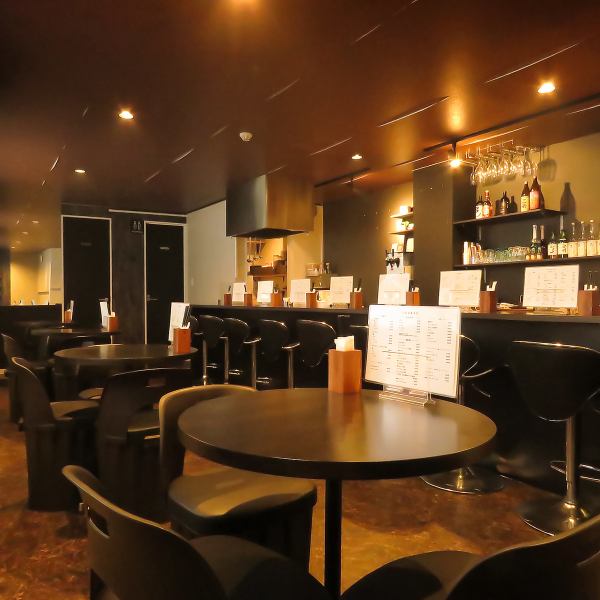 店内は、落ち着いた雰囲気でゆったりとした時間が流れる空間です◎自慢の美味しい料理とお酒をお楽しみいただけるのが魅力！最大20名様までご利用いただけますので、会社の同僚や友人との宴会利用にもぴったりです。貸切のご相談も承っておりますので、お気軽にお問い合わせくださいませ。