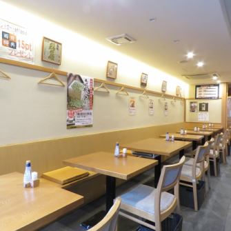 【雰囲気】店内は御宴会だけではなく、グループやお一人様でのご利用がしやすいテーブル席を各種ご用意しております。清潔感のあるモダンな店内はシチュエーションを選ばずどんな時でもご利用頂けます。