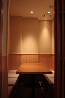 【個室：6名様】格子戸で仕切る、落ち着いた半個室。各種ご宴会、お仲間との会食や、お祝い事など、是非ご利用下さい。