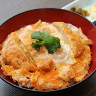 一番人気【元気豚のかつ丼】肉質が柔らかく常連様リピートメニュー♪【お昼も夜も】お蕎麦や丼ございます♪