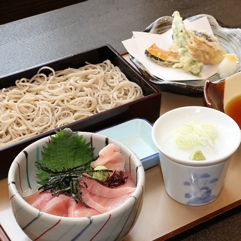 【お昼も夜も】お蕎麦や丼ございます♪生本鮪丼セットが人気！