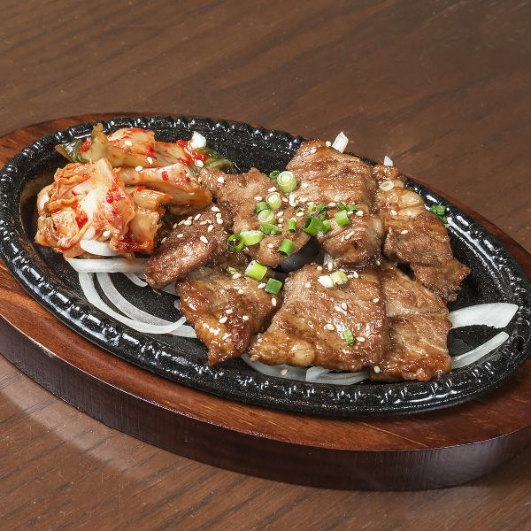 プチbibimの料理は、韓国の伝統を大切にしながら日本人の味覚にも合うよう工夫。定番の韓国料理からなる豊富なメニューをリーズナブルに楽しめます。辛さ調整も可能で、誰でも安心。