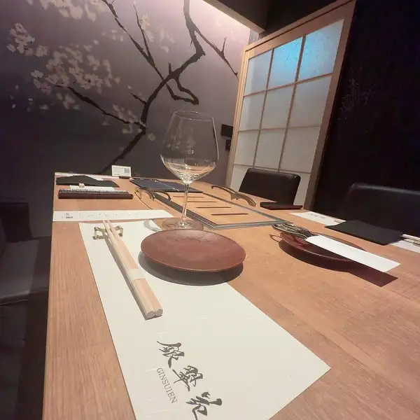 店内は上質で落ち着いた雰囲気が漂い、特別な時間を演出します。シンプルながら洗練されたデザインで、居心地の良さを追求。サプライズ対応も可能なので、大切な記念日やお祝いのシーンにもおすすめです。個室やテーブル席でゆったり、少人数の利用にも適しています。落ち着いた空間が魅力。