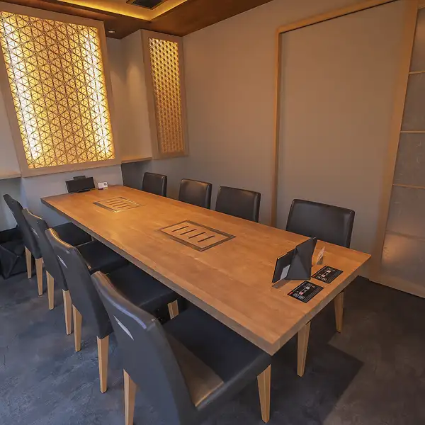 最大8名まで利用可能な個室は、宴会や会食に最適。落ち着いた雰囲気の中で、周囲を気にせず会話を楽しめます。サプライズ対応も可能なので、記念日やお祝いの席にもぴったり。上質な空間で、特別な時間をお過ごしください。プライベート感のあるレイアウトで、少人数でもゆったりと過ごせます。
