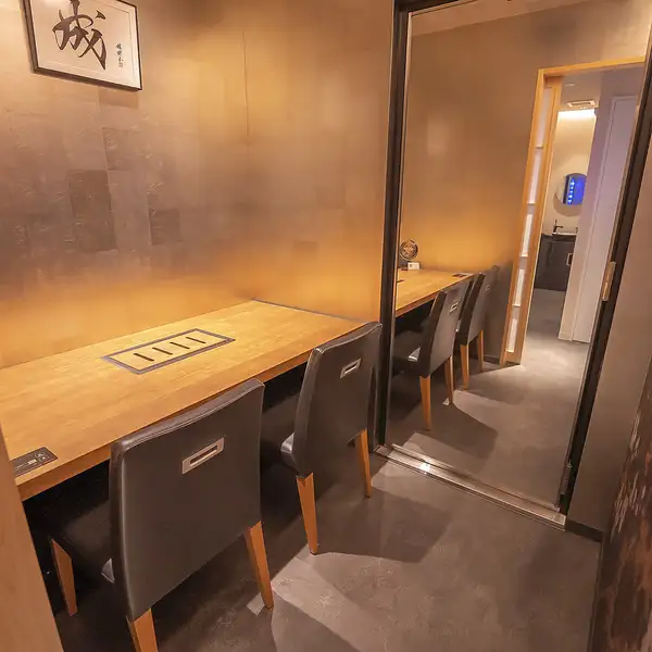 2名から利用できる個室やテーブル席をご用意。プライベート感を大切にした空間で、ゆったりと食事を楽しめます。カウンター席はないものの、少人数での利用に適したレイアウトで、落ち着いた雰囲気が魅力です。周囲を気にせず過ごせるため、記念日や会食にも使いやすい雰囲気です。個室も便利。