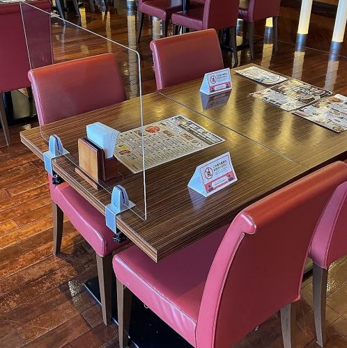 Bright table seats with outside light! There is a good distance between the seats next to you, so it's perfect for preventing infectious diseases.
