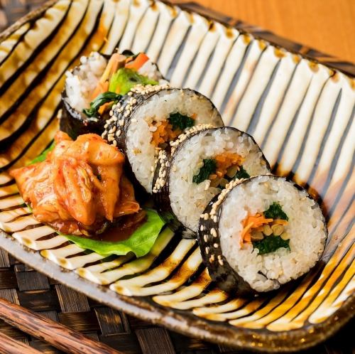 [Appetizers] "Kimbap" - a Korean dish with Japanese origins, with the aroma of sesame oil that will whet your appetite