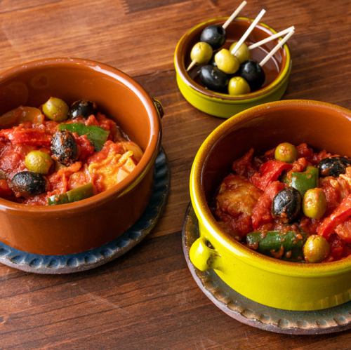 【メイン】彩りの良い野菜がたっぷり　スペインのお袋の味、鶏肉の「チリンドロン」