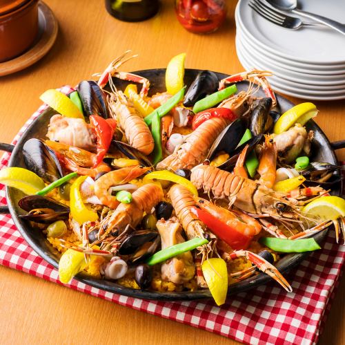 [Meals (US)] A representative Spanish dish: Mixed Paella, packed with ingredients