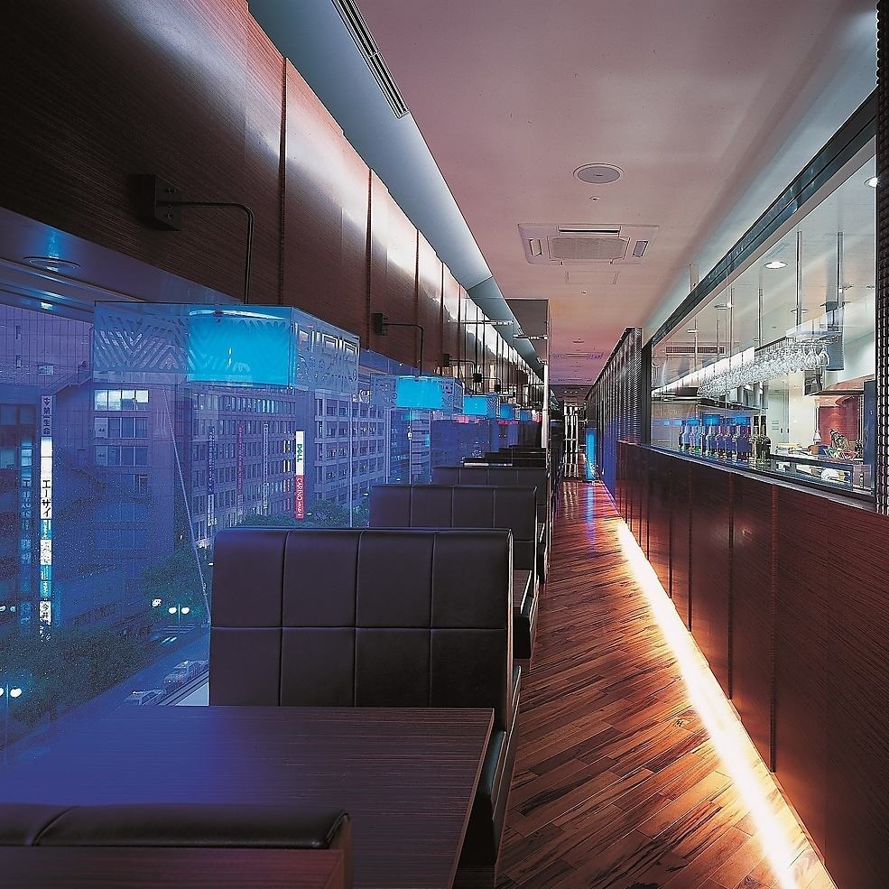 高級感と清潔感溢れる店内で自慢のビュッフェをご賞味ください。