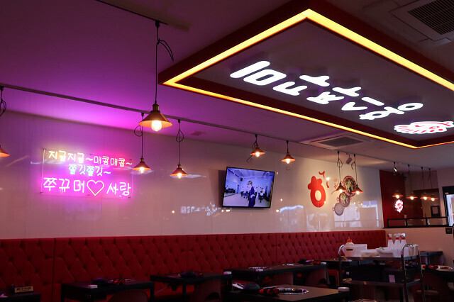 韓国の超人気イイダコ専門料理店「ホンスチュクミ」では、まるで韓国に来たような空間で本場の味をご堪能いただけます。会社帰りのお食事や、友人同士、女子会、宴会など様々なシーンでご利用いただける空間となっております。