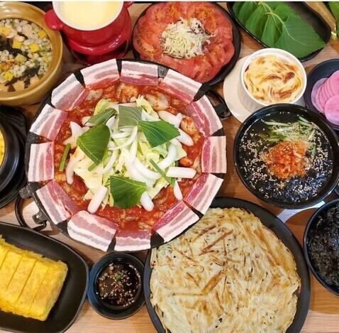 人気の本場韓国料理が豊富！アラカルト料理も楽しめる♪